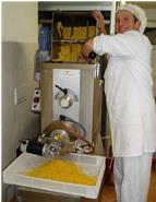 Unsere Nudeln werden aus unseren Eiern selbst (mit EU-Zulassung) produziert. Wir verwenden hochwertigen Hartweizengrieß aus einer Mühle aus der Region.