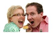 Kathrin und Thomas Strauß beim Nudeln essen! Das Bild von uns finden Sie auf jeder unserer Nudelpackungen!