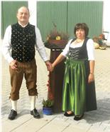 Wir, Simon und Marlene Zellner, begrüßen Sie sehr herzlich auf unserem
Hopfenhof
