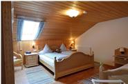Das Elternschlafzimmer der Ferienwohnunge Löwenzahn mit drei Betten