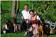 Uschi Manfred und Anka freuen uns auf euren Besuch.


P.S.  d´Manfred fertigt au Glocken Schellen und Gürtel....