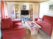 Das Wohnzimmer ist modern eingerichtet in harmonischen Farben mit viel Holz und Liebe 