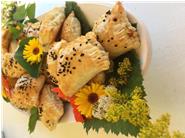 Kräuter-Blätterteig-Tascherl mit Wildkräutern gefüllt