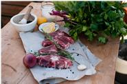 Die Saison für Zickleinfleisch beginnt an Ostern und reicht bis August. Dieses Fleisch ist besonders zart und darüber hinaus sehr cholesterinarm.