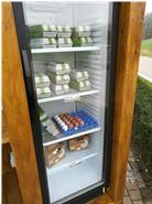 Der Kühlschrank am Selbstbedienungshofladen. 
Wird täglich mit frischen Eiern befüllt!