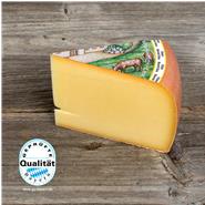An unserer Verkaufstheke in Ettal und in unserem Onlineshop: Der Ettaler Manndl Käse, ein Hartkäse, hergestellt nach der traditionellen Rezeptur des Almkäses. Mit seinem würzigen, pikanten, leicht nusskernartigen Geschmack der Höhepunkt jeder Brotzeit.