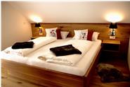 großes Doppelbett mit 2 m x 2m für den erholsammen Schlaf