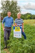 Timo Burger und seine Cousine Christina Dietmayr, die beiden Geschäftsführer von Burgis, auf dem Kartoffelfeld eines unserer langjährigen Vertragslandwirte.