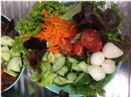 Nach dem Motto Frisch, gesund und schmeckt gibt es an unserem Schulkiosk täglich wechselnde Salatschalen im Angebot