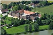 Etwa 500 Meter westlich der Klosteranlage liegt am Fuße des Klosterberges unser Klostergut. Umgeben von Feld und Wiesen ist der Prielhof das Zentrum und Herz der klösterlichen Produktion.