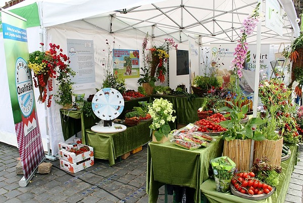 Tische voller Gemüse und Pflanzen auf der Bauernmarktmeile in Nürnberg.