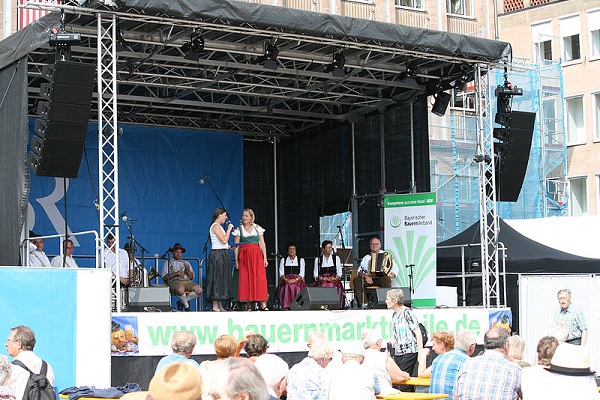 Große Bühne mit sitzenden Musikanten auf Bauernmarktmeile in Nürnberg.