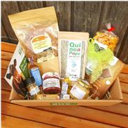 Unser vegetarischer Geschenkkorb mit Leckereien aus deiner Region, bereits zusammengestellt in einer ansprechenden Geschenkverpackung aus Karton.
