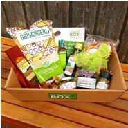 Unser veganer Geschenkkorb mit Leckereien aus deiner Region, bereits zusammengestellt in einer ansprechenden Geschenkverpackung aus Karton.
